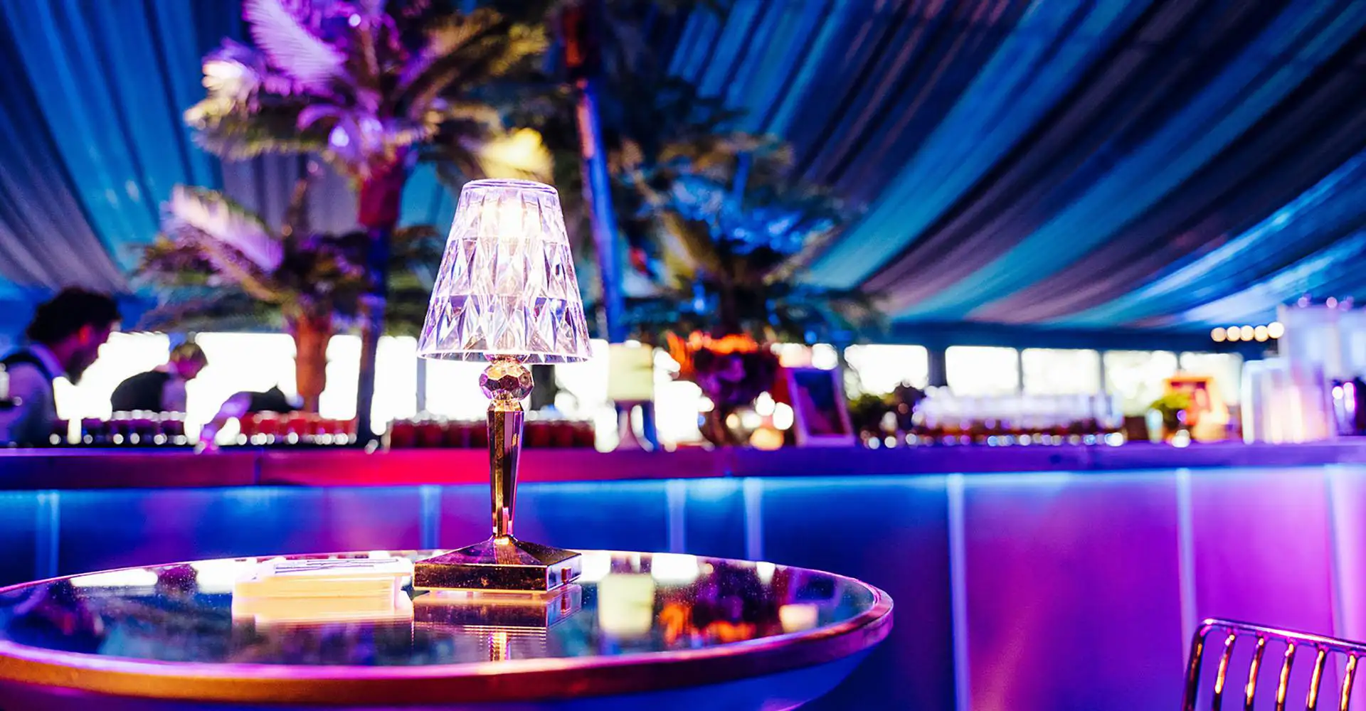 Crystal theme lamp at dining event